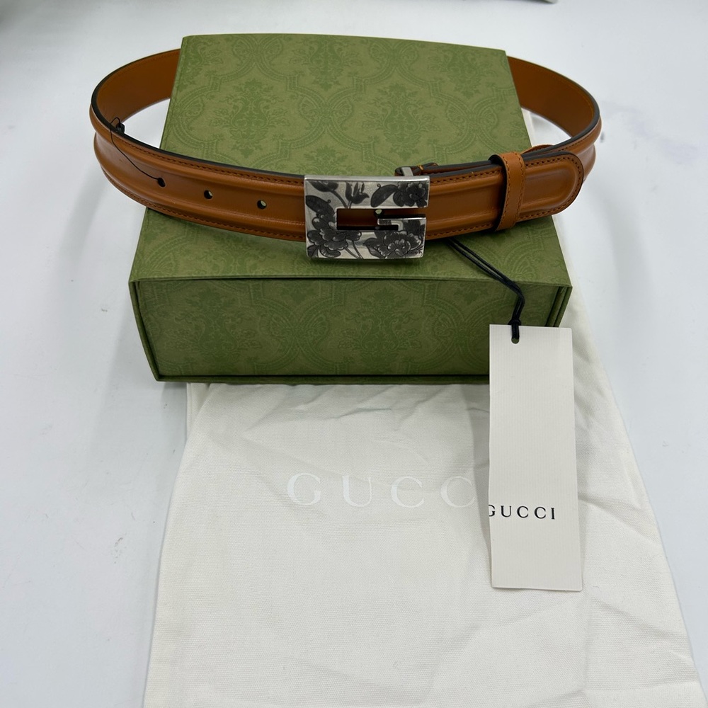 Men's Gucci, leather belt with flower , engraved G buckle size 85 cm/34 inches